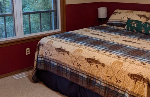 Lakeview Cabin | WHITE RIVER LODGE Sleeps 12 3 bed/2 bath Wifi Barbq Solar Dock/Ramp fenced yard