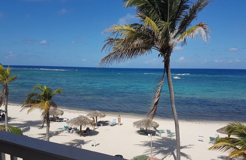 Colliers Bay House | White Sand, Oceanfront Unit w/ Balcony, Pools & Swim-Up Bars