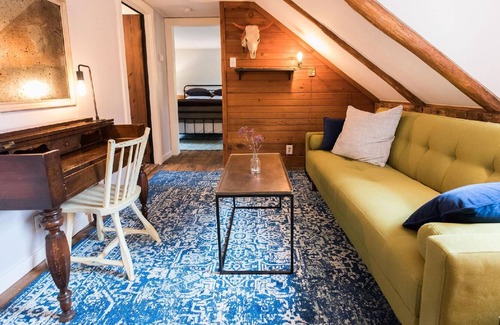 Stone Ridge House | White Tail Farmhouse: Pet Friendly Home in Stone Ridge