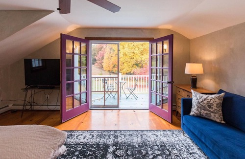 Stone Ridge House | White Tail Farmhouse: Pet Friendly Home in Stone Ridge
