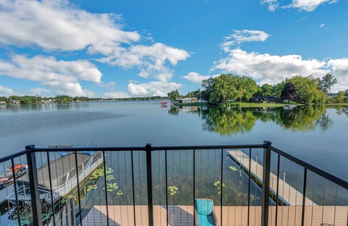 Whitmore Lake House | Whitmore Bay: Escape to Fall Foliage – Breathtaking Views Await!