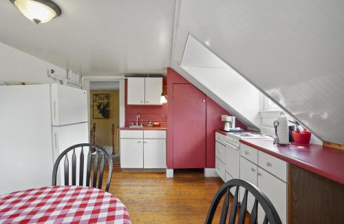 Jackson Hotel | Whitneys Inn at Black Mountain