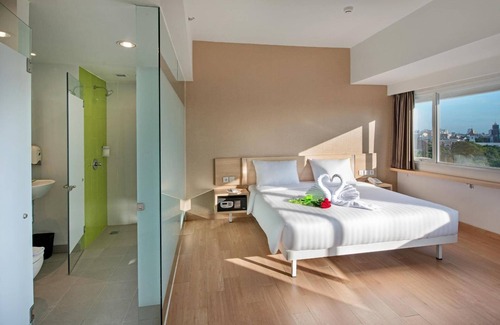 Makassar Hotel | Whiz Prime Hotel Hasanuddin Makassar