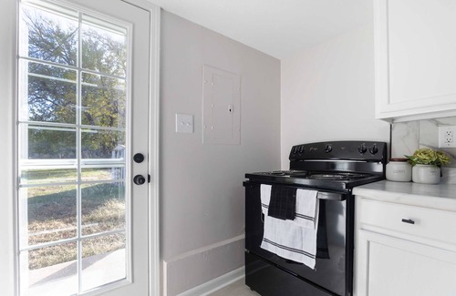 Wichita House | Whole Home Remodeled 1 Bed West Side Coffee Smrt TV WIFI