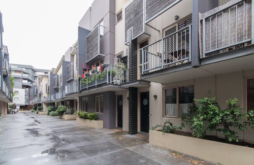 Abbotsford House | Whole House 3 floors 3 bed 2.5 bath Parking