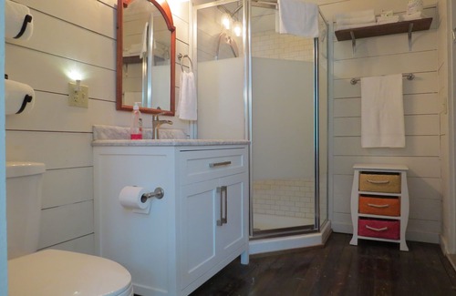 Clinton Other | Wi-Fi avail at this Beautiful 1896 Farmhouse, rural setting. Tranquil location.