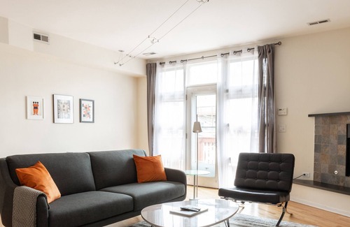 Wicker Park Apartment | Wicker Shops, Eats | Spacious + Roofdeck | Zencity