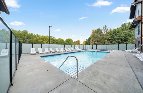 Dead Man's Flats Condo | Wifi - Heated Pool - Hot tub - Stunning Views - Fitness Center-5 mins to Canmore