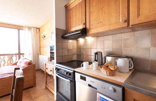 Les Eucherts Apartment | Wifi, ski-in/ski-out & foot of the slopes, swimming pool, sauna, hammam, balcony, fireplace or stove