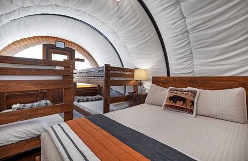 Virgin Cabin | Wild Cow Mary Wagon #28 w/1QB and 2 BB w/Outdoor Kitchen