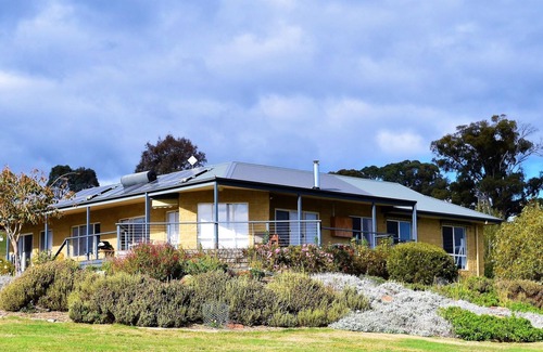 Merrijig House | WILD DOG RISE - sleeps 16 -base MT BULLER Perfect ski Getaway - local discounts