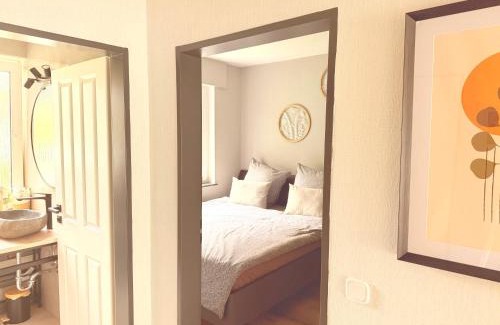Heppens Apartment | Wilhelmines Hafenliebe am Park mit Balkon, Netflix, & Privatparkplatz
