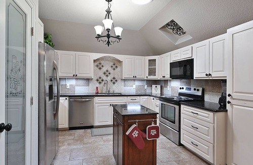 Wellborn House | Willow Run Estate, King Bed, Pool, Lake, Dock, Sports Court, Playground Sleeps9