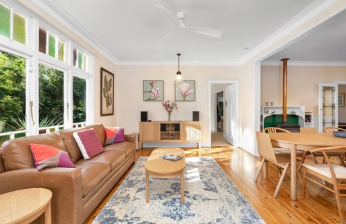 Bundanoon House | Willow Tree Cottage. Bright, Airy & Jazzy.