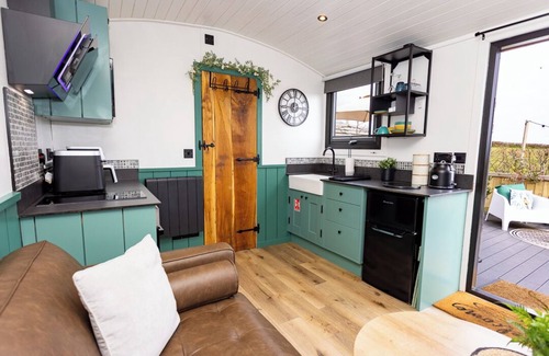 Saundersfoot Ski Chalet | Willows Rest - 1 Bed Shepherd's Hut - Pentlepoir