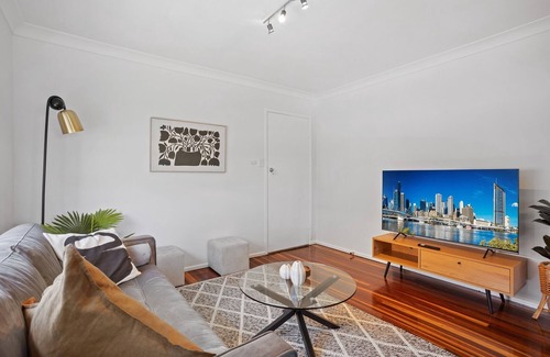 Windsor Apartment | Windsor Cosy 2-Bedroom Unit in Quiet Neighborhood