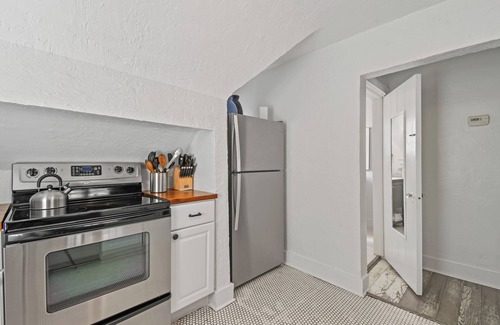 Parrot Cove Cottage | Windsor Cottage - A Quaint Historic Retreat Close to Golf, Beach & Downtown