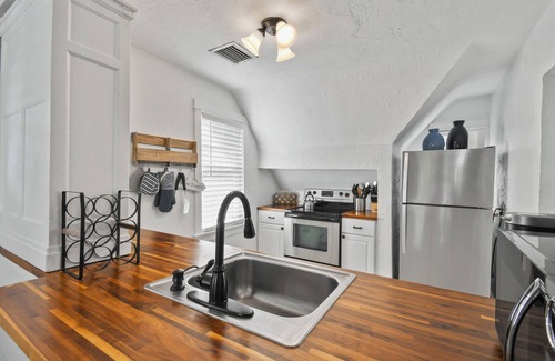 Parrot Cove Cottage | Windsor Cottage - A Quaint Historic Retreat Close to Golf, Beach & Downtown