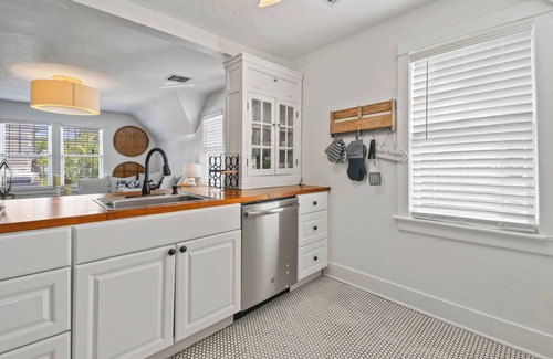 Parrot Cove Cottage | Windsor Cottage - A Quaint Historic Retreat Close to Golf, Beach & Downtown