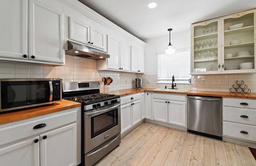 Parrot Cove House | Windsor House - Quaint Home Near Beach, Golf & Downtown