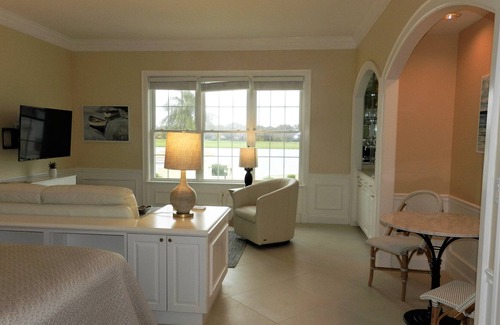 Osprey Apartment | Windsor Lodge Unit 15, studio, close to beaches, pool