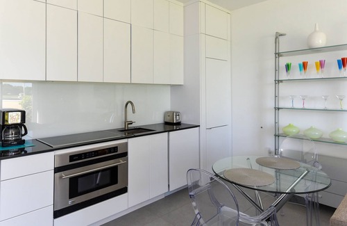 Osprey Apartment | Windsor Lodge Unit 7, studio, close to beaches, pool
