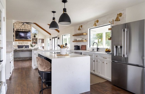 La Grange House | Windy Hill Retreat | Modern Farmhouse with Views, Cowboy Pool & Firepit