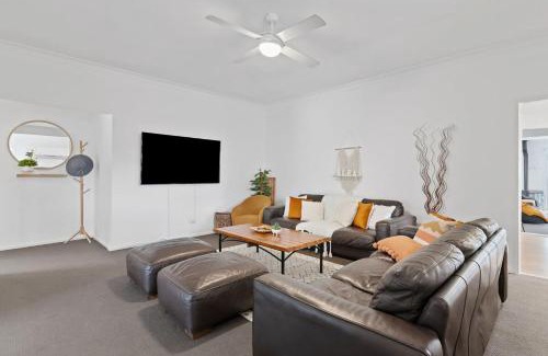 Cessnock House | Wine Down Retreat - The Great Entertainer with Heated Pool, Fireplace and Firepit for the Perfect All-Season Escape