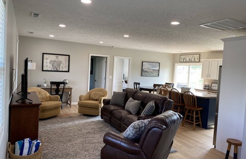 Cobden House | Wine Trail, Cozy Cabin plus hot tub