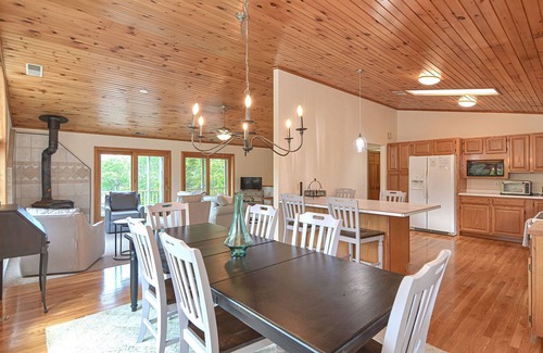 Gloucester House | Wingaerchic: Woodsy retreat in West Gloucester