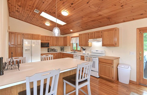 Gloucester House | Wingaerchic: Woodsy retreat in West Gloucester