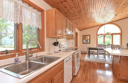 Gloucester House | Wingaerchic: Woodsy retreat in West Gloucester