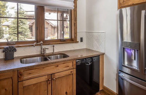 Spanish Peaks Cabin | Winter in Big Sky! Spanish Peaks Cabin with Ski-in/Ski-out Access! Hot Tub!