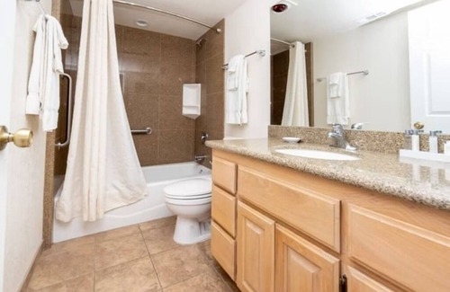 Big Bear Lake Resort | WINTER PARADISE -Lakefront resort, 10 min to skiing, pool, game room, gym