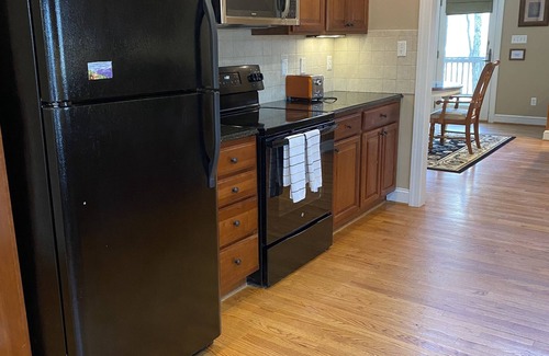 Pedlars Edge House | Wintergreen Ski & Golf resort-hiking trails-Hot tub-Pet-Friendly!