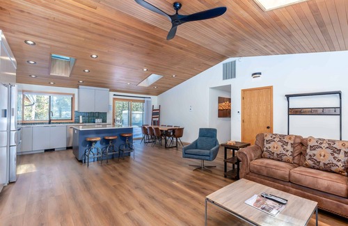Deer Park House | WITC08 - Dog Friendly Home, AC, Gas Fireplace, Bikes, Hot Tub