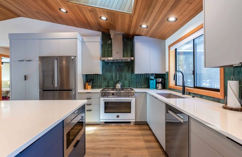 Deer Park House | WITC08 - Dog Friendly Home, AC, Gas Fireplace, Bikes, Hot Tub