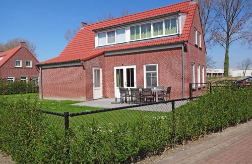 Breskens House | With its 4 bedrooms, this property can accommodate 8 people.