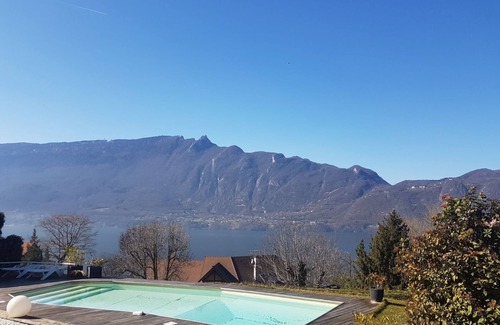 Merignac House | With its feet in the water, this superb contemporary villa