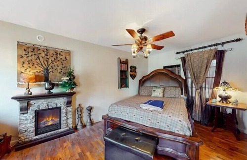 Eureka Springs Historic District Hotel | Wolf's Den at Tradewinds