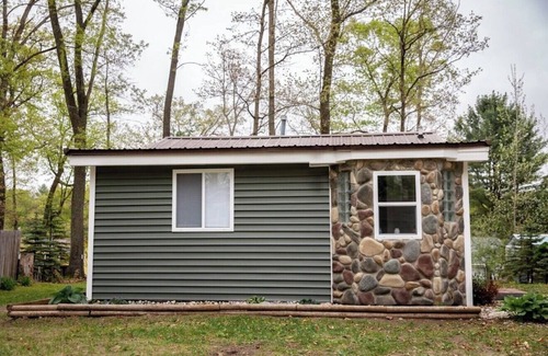 Harrison Cabin | Wonderful cabin with AC in charming Harrison, MI