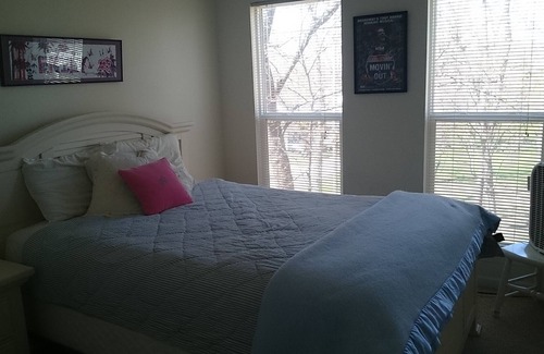Lakeside Cottage | Wonderful Cottage at Cherry Park 2 Blocks from the Pool