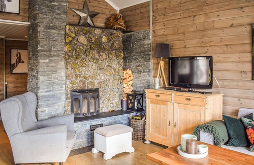 Treungen House | Wonderful cottage with view of water and mountains.