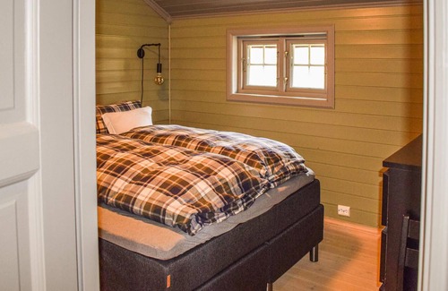 Treungen House | Wonderful cottage with view of water and mountains.