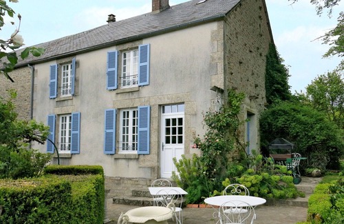 Saint-Sulpice-les-Feuilles House | Wonderful private villa for 9 people with private pool, WIFI, hot tub, TV, patio and pets allowed