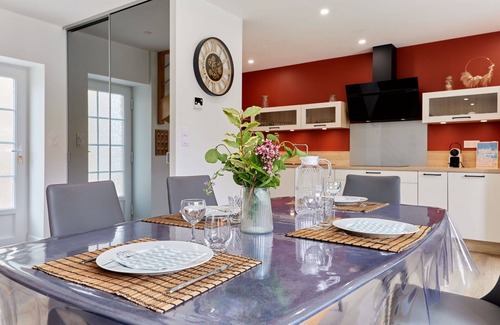 Creances House | Wonderful villa for 4 guests with WIFI, TV, terrace and pets allowed