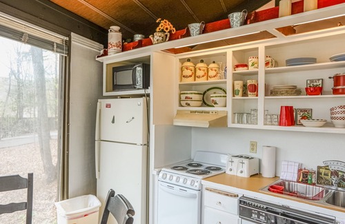 Big Canoe House | Wonderful hideaway with WiFi, furnished balcony & full kitchen