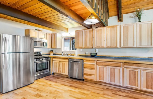 Cle Elum Cabin | Wonderful lakefront cabin & guesthouse with mountain view & private dock