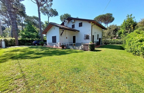 Ronchi Villa | Wonderful private villa for 8 guests with WIFI, A/C, TV and pets allowed, close to Forte Dei Marmi