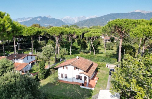Ronchi Villa | Wonderful private villa for 8 guests with WIFI, A/C, TV and pets allowed, close to Forte Dei Marmi